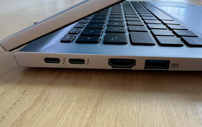 Die beiden Thunderbolt-4-Anschl&uuml;sse werden auch zum Laden des Notebooks verwendet. Ohne Dockingstation f&auml;llt damit ein Anschluss weg. (Quelle: Martin B&ouml;ckmann/Golem.de)